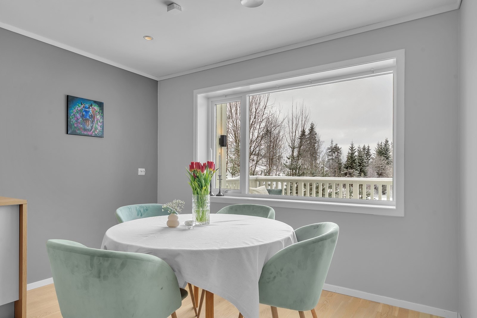 På kjøkkenet har man plass til hyggelig spisegruppe ved vinduet. Galleribilde