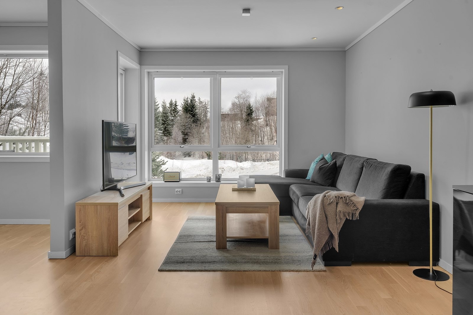 Fra rommet har man utgang til balkong. Galleribilde