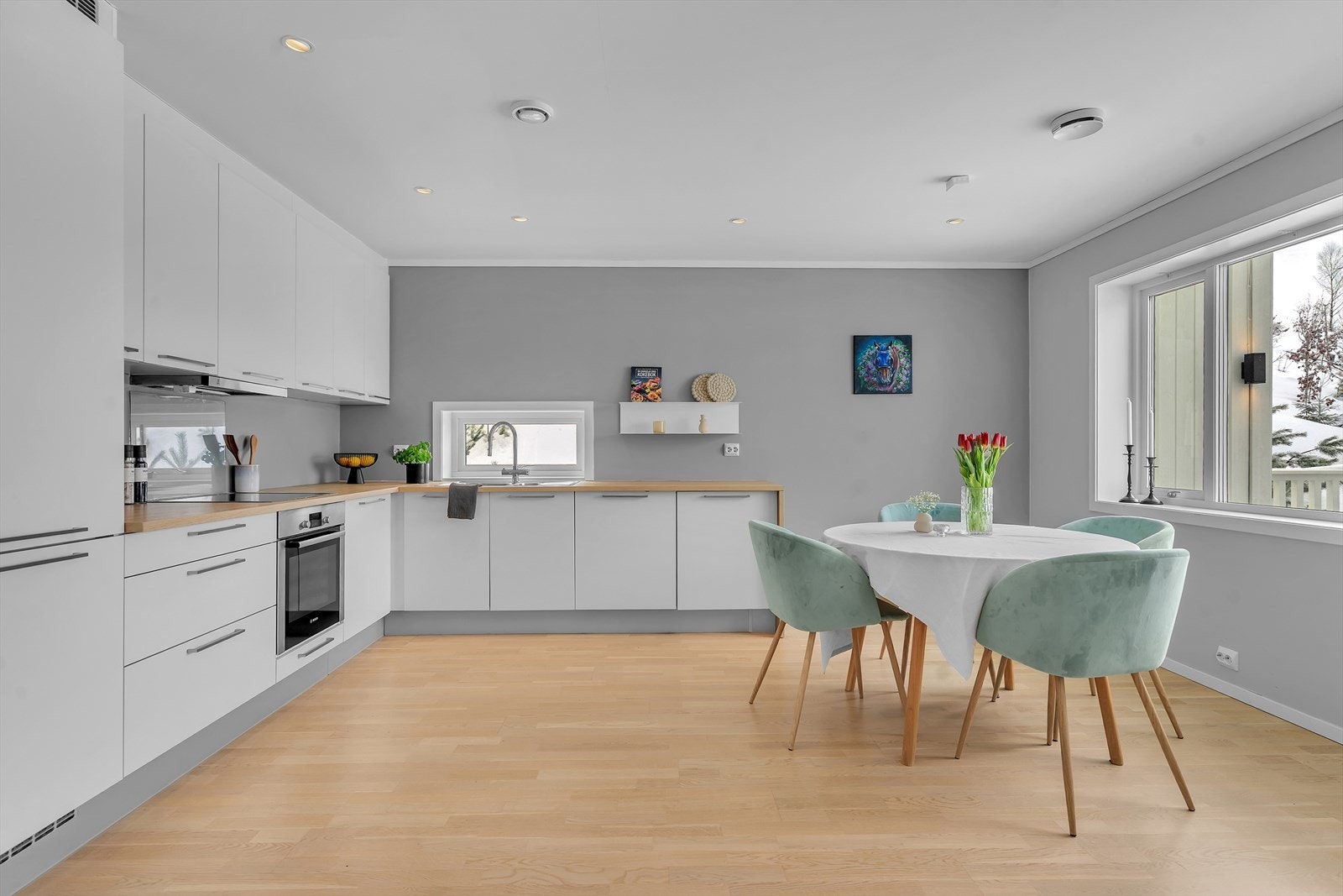 Meget flott og tiltalende leilighet i 2. etasje, beliggende i et populært boligfelt på Heptekjerr. Galleribilde