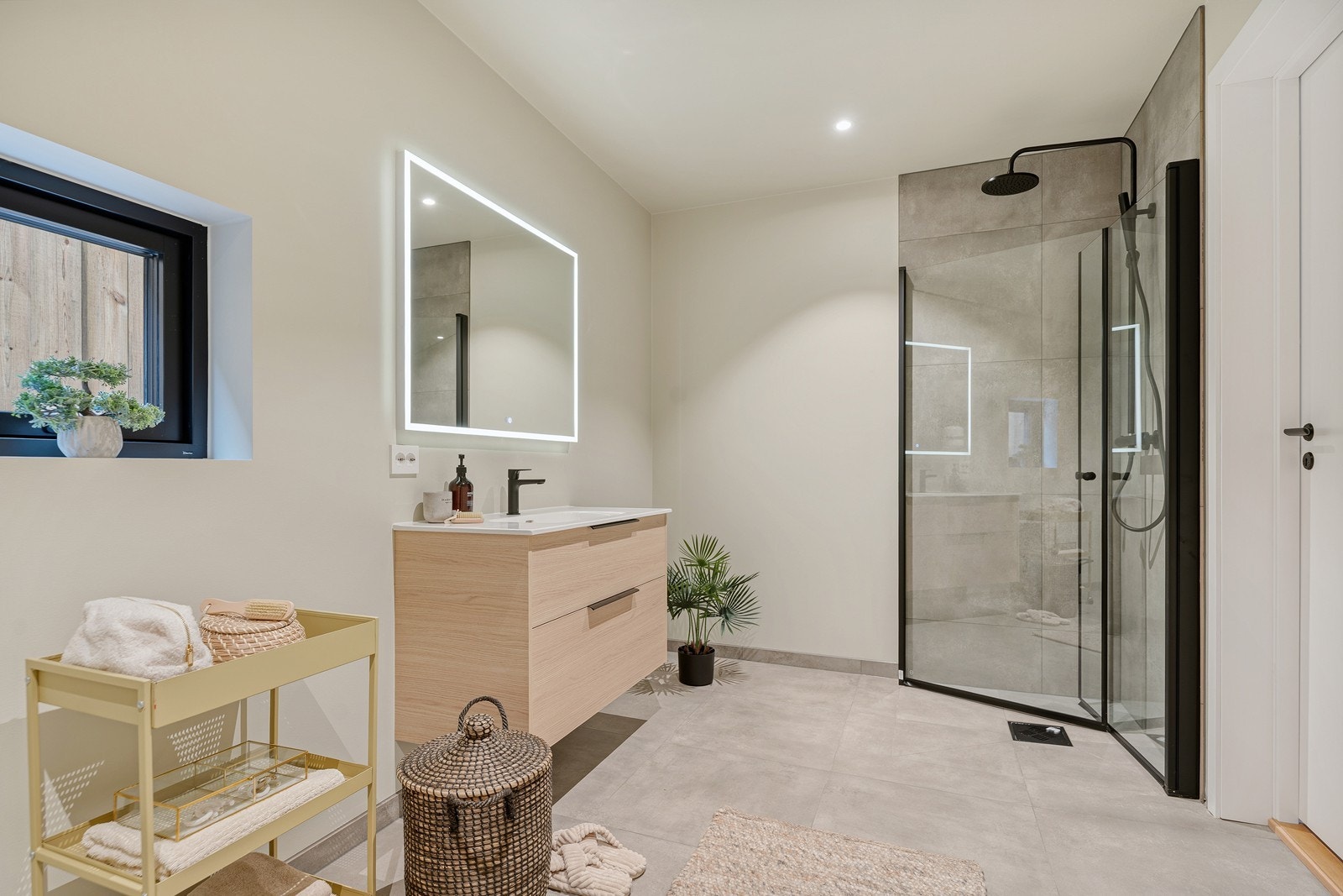 Baderommet består av dusjhjørne med innfellbare dører, baderomsinnredning og toalett Galleribilde