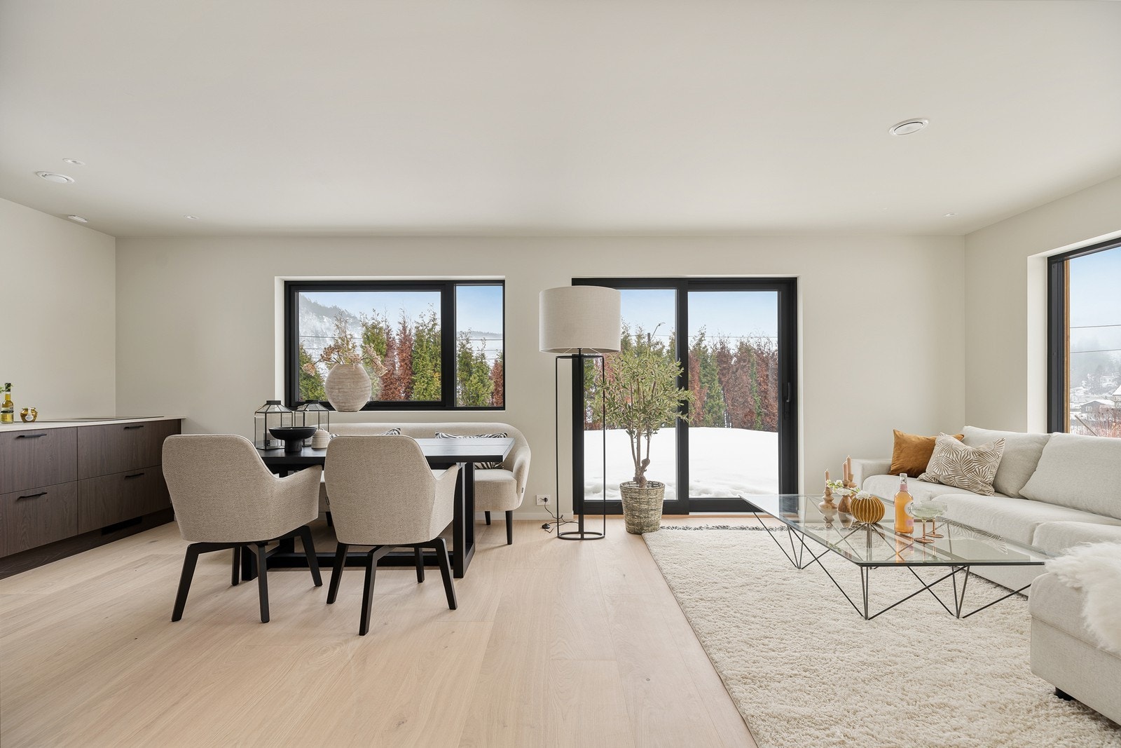 Flott stue med god plass til sofagruppe og spisegruppe Galleribilde