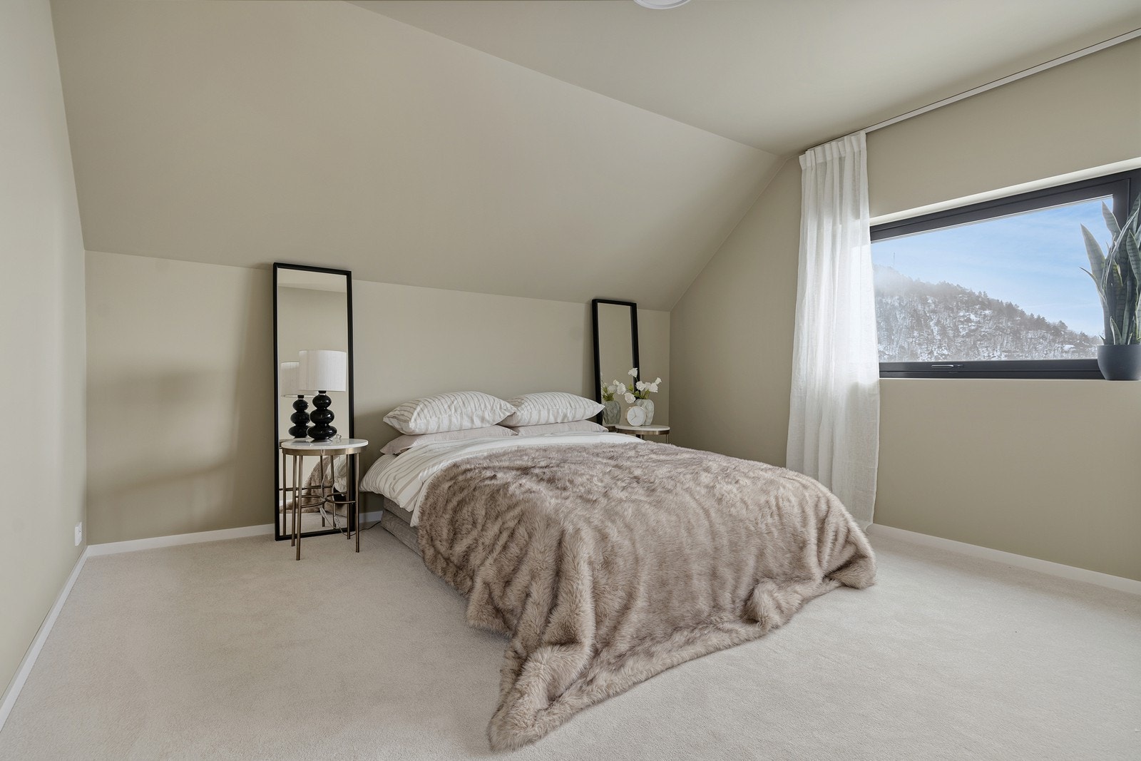 Flott hovedsoverom med god plass til dobbeltseng og tilhørende møblement Galleribilde