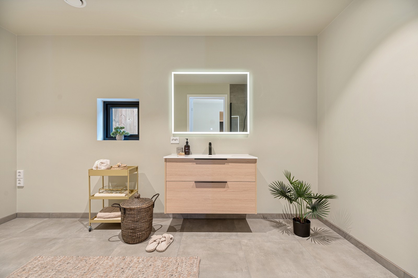 Lekkert og romslig baderom Galleribilde