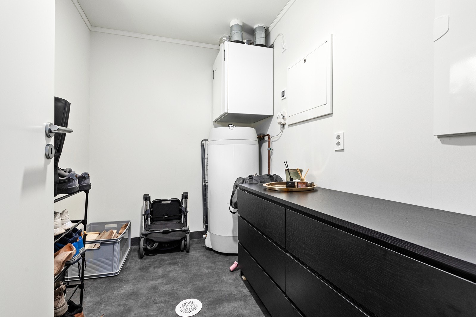 Praktisk innvendig bod som gir verdifull lagringsplass. Galleribilde