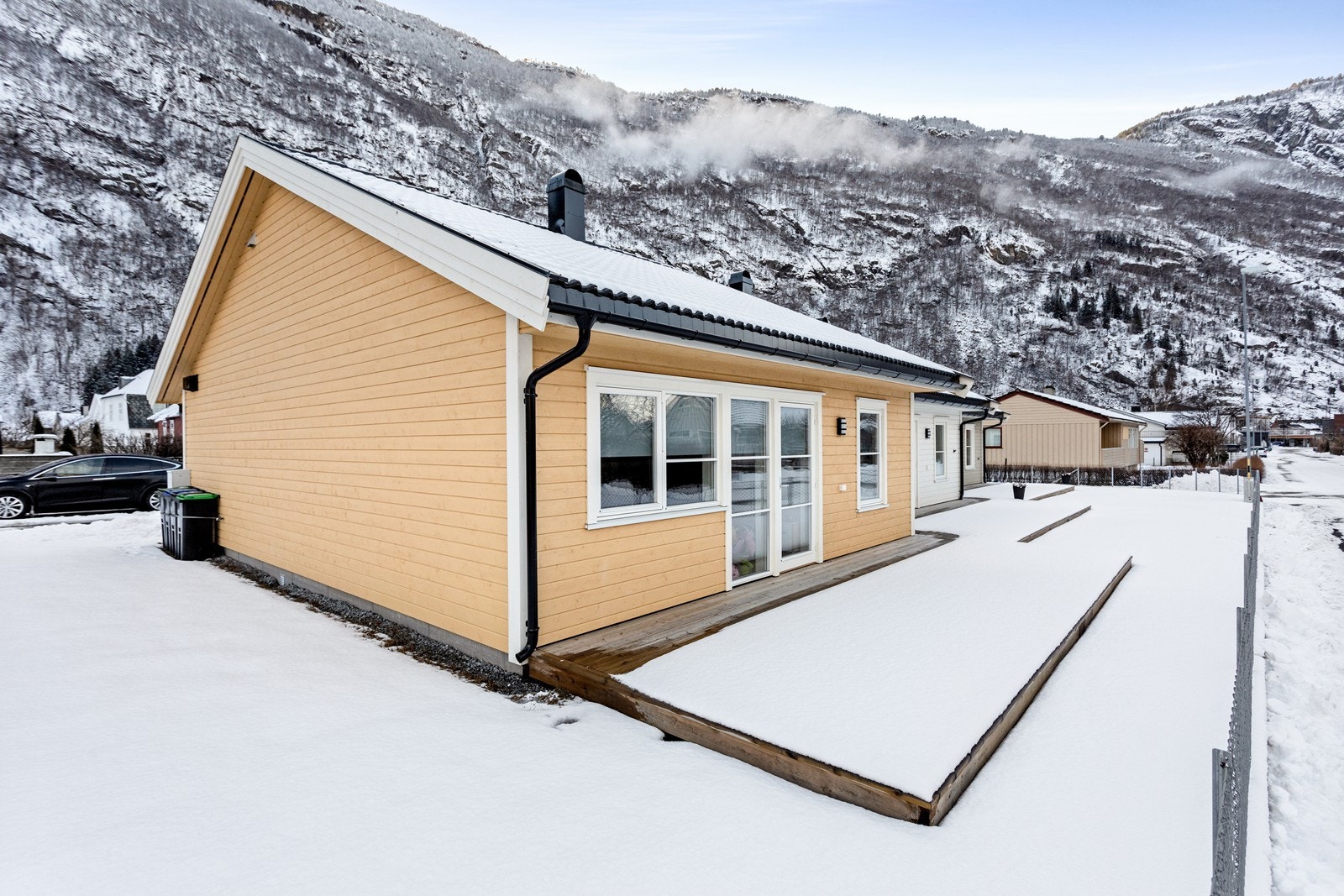 Frå stova er det utgang til markterrasse og fellesareal. Galleribilde