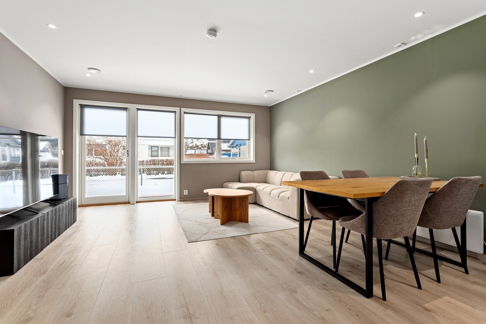 Stova har gode vindaugsflater som gir eit fint lysinnslipp. Galleribilde