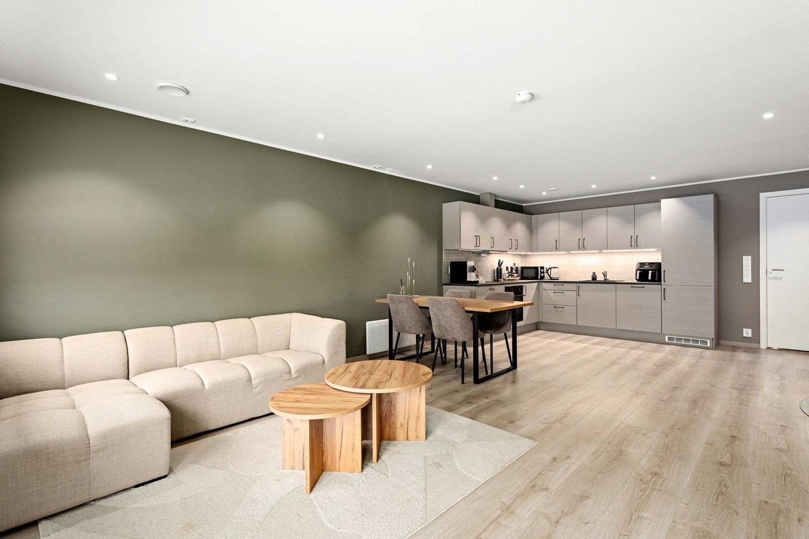 Innvendige overflater er måla i delikate og tidsriktige fargetonar. Galleribilde