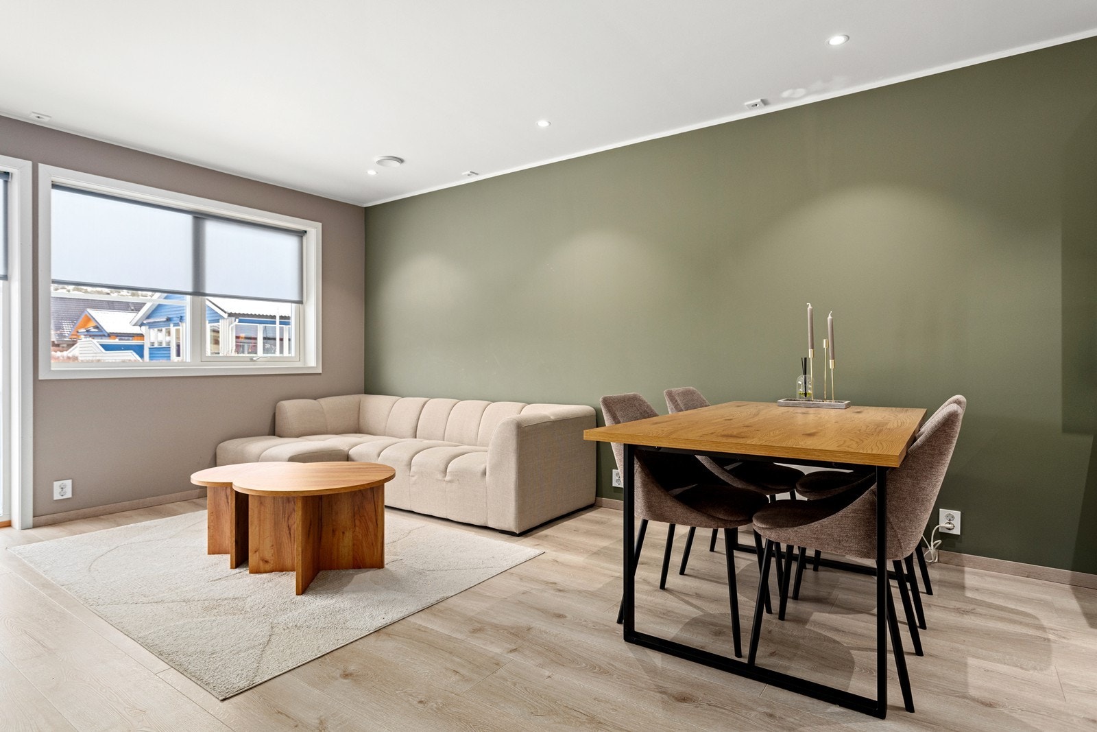 Opphaldsrommet kan møblerast med sittegruppe og spisebord. Galleribilde