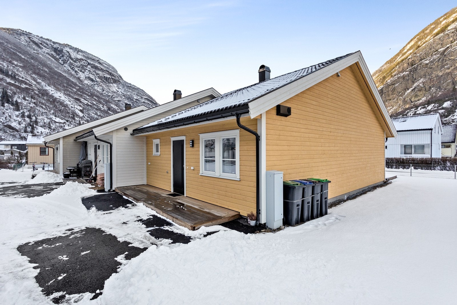 Bustaden er ein del av tre rekkehus som går over eit plan og er oppført i 2024. Galleribilde