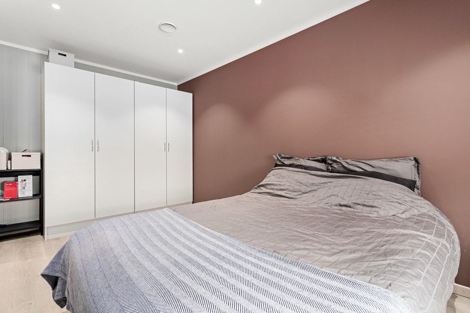 Det er to gode soverom i leilegheita. Begge soveromma har garderobeskap. Galleribilde