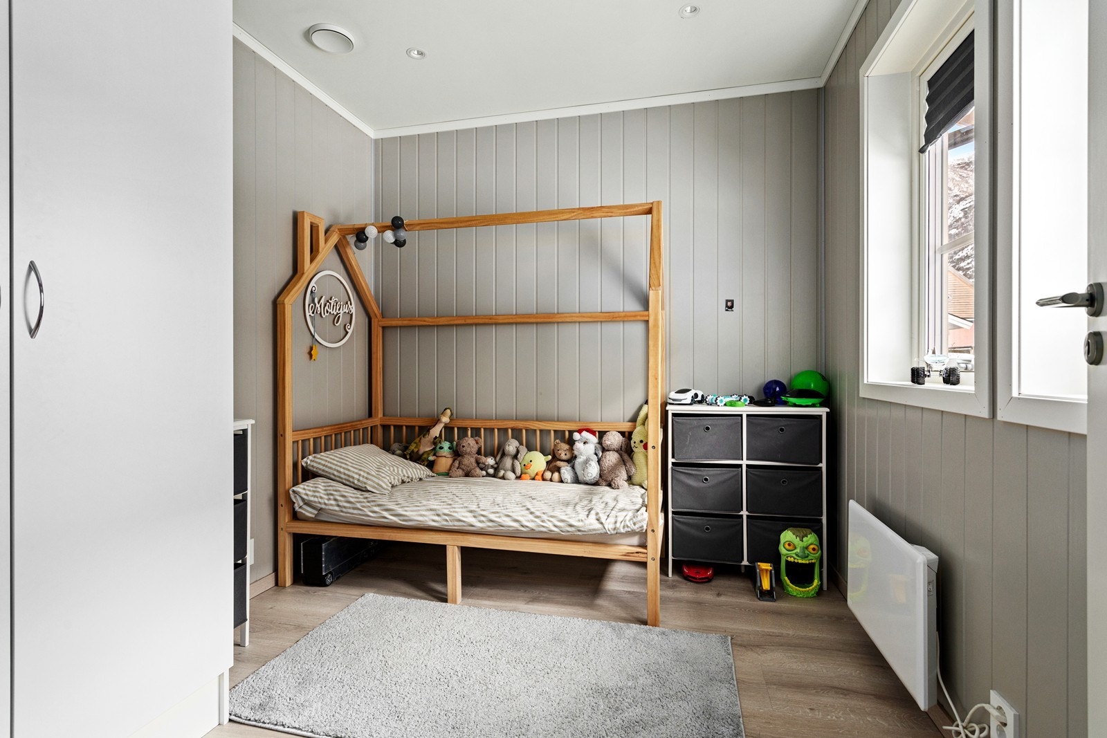 Det er installert vegghengte panelomnar på begge soveromma. Galleribilde