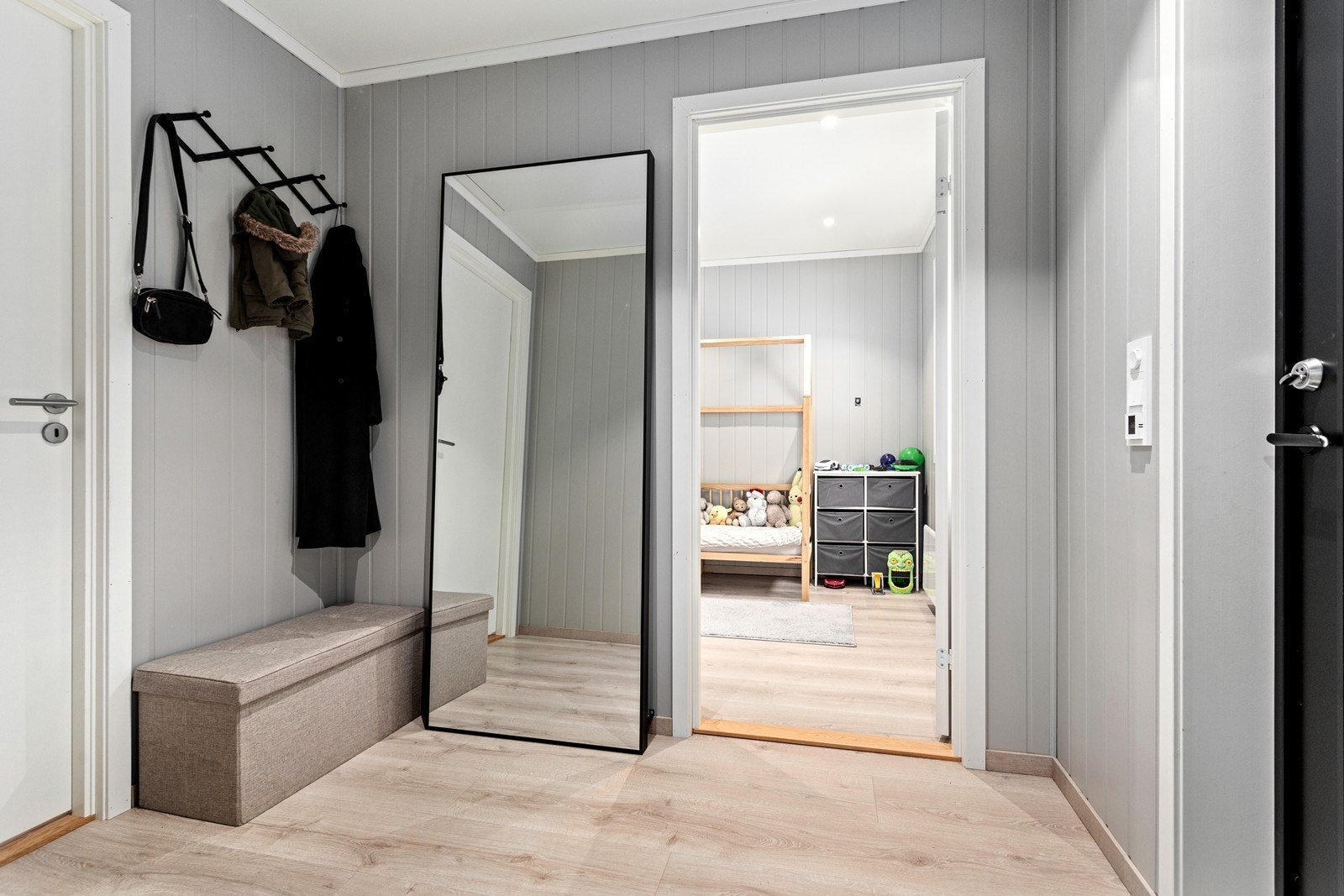 Velkomen inn! Entréen har plass til ytterklede og sko. Galleribilde