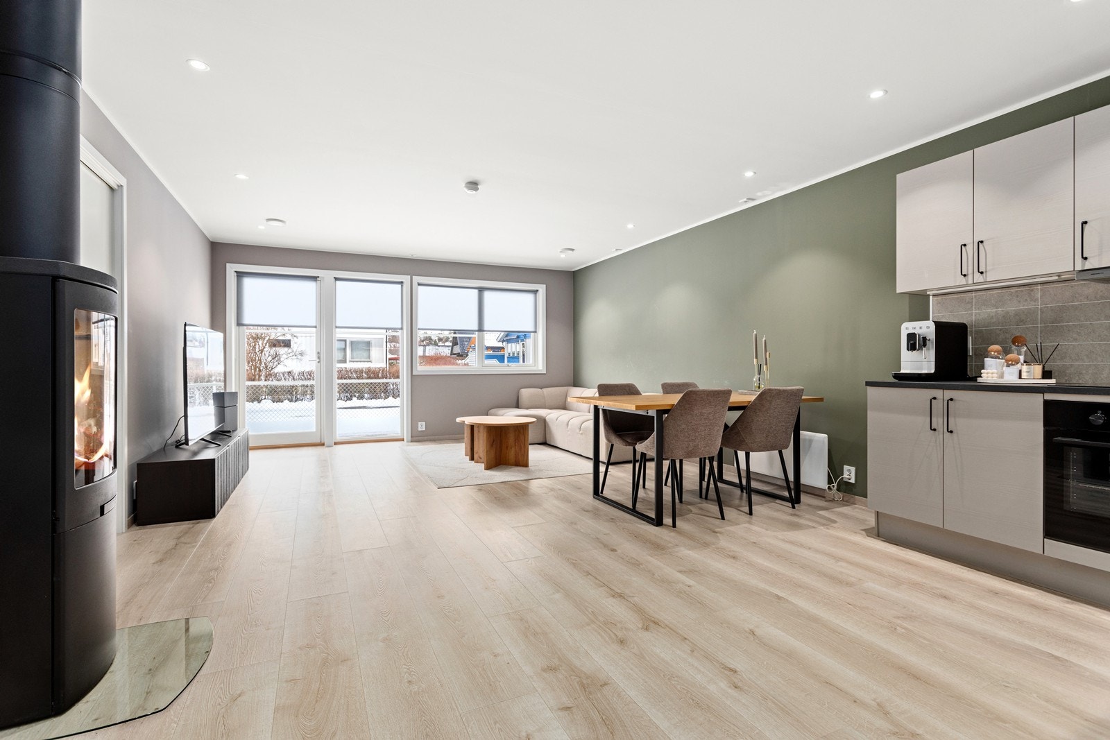 Lys og fin stove i sosial og open løysing med kjøkkenet. Galleribilde