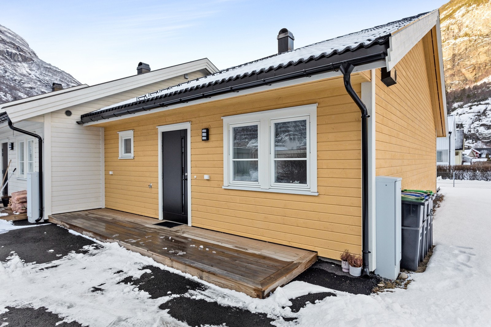 Bustaden har enkel tilkomst frå asfaltert tun. Galleribilde