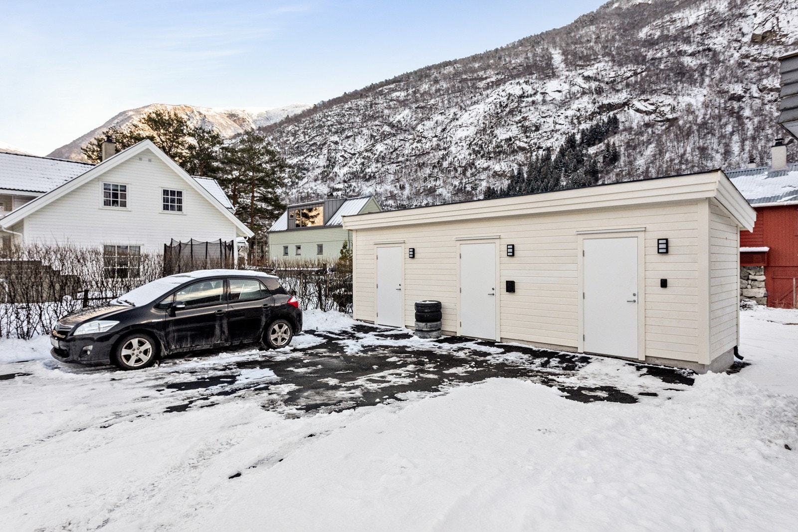 Det er oppført felles bygning med utvendige boder. Galleribilde