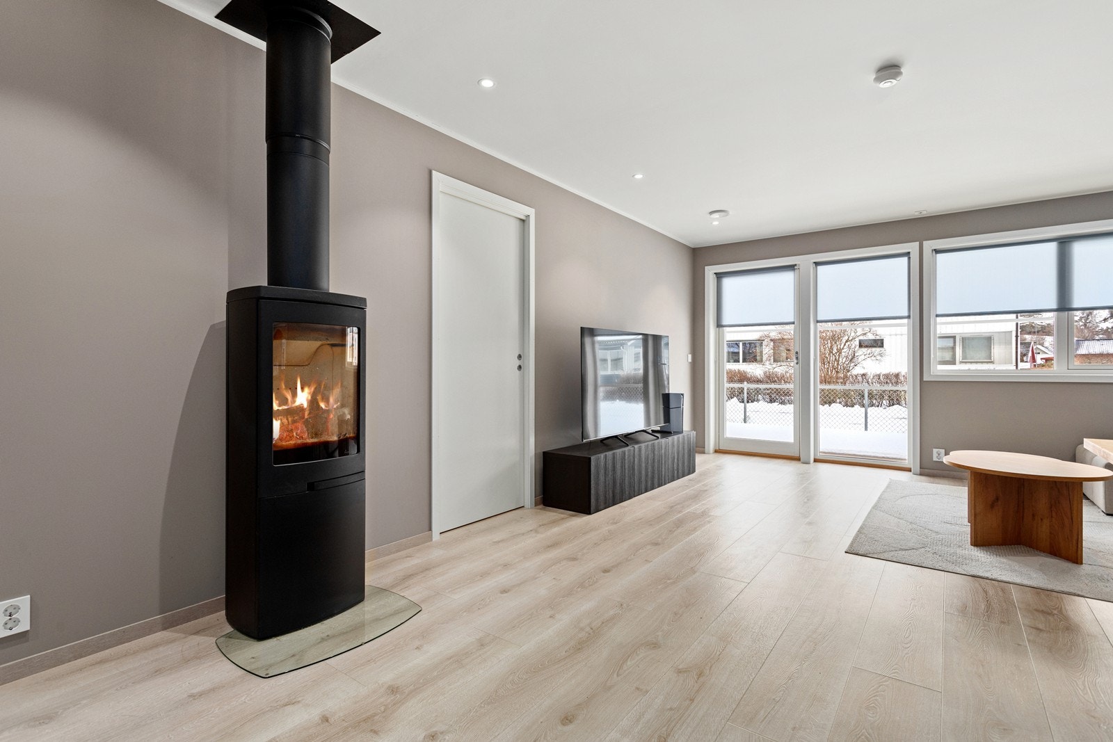 Det er installert vedomn som gir god varme på kalde dagar. Galleribilde