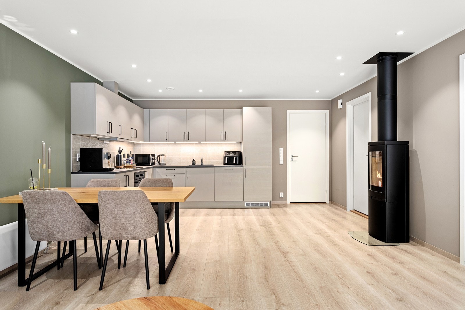 Det er installert downlights i himling i alle rom. Galleribilde