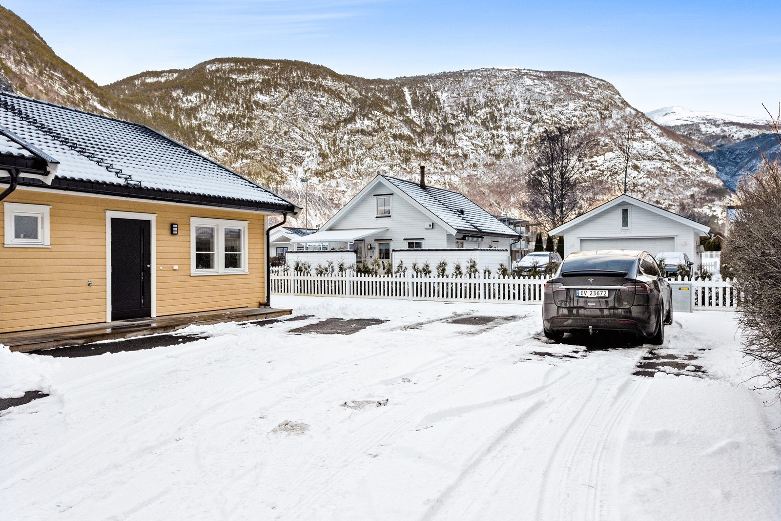 Det er god plass til parkering på tomta. Galleribilde