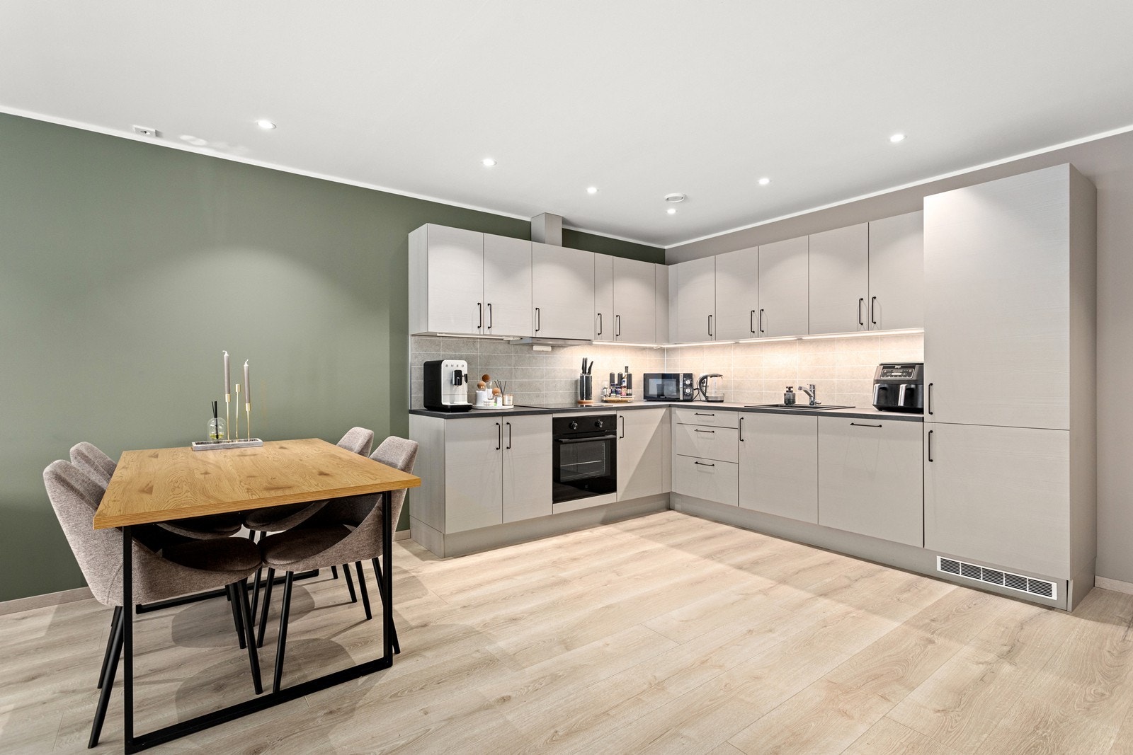 Spisebordet kan naturleg plasserast i tilknytning til kjøkkenet. Galleribilde