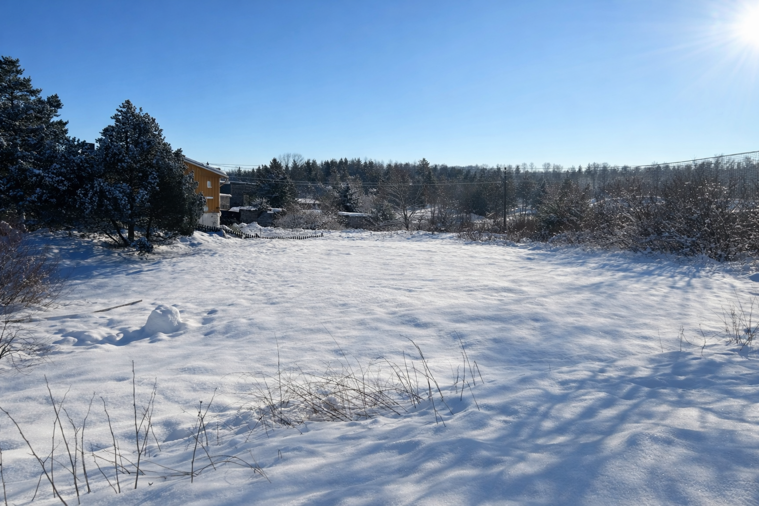 Tomten på ca. 731 m² ligger sentralt plassert i et rolig og etablert boligområde med utsikt til idylliske Øyeren. Galleribilde