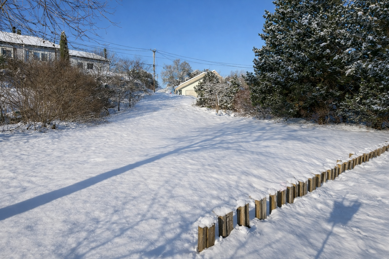 Her bor du med marka i nærheten, perfekt for turer, sykkel og ski, samtidig som du har kort vei til byliv og shopping. Galleribilde