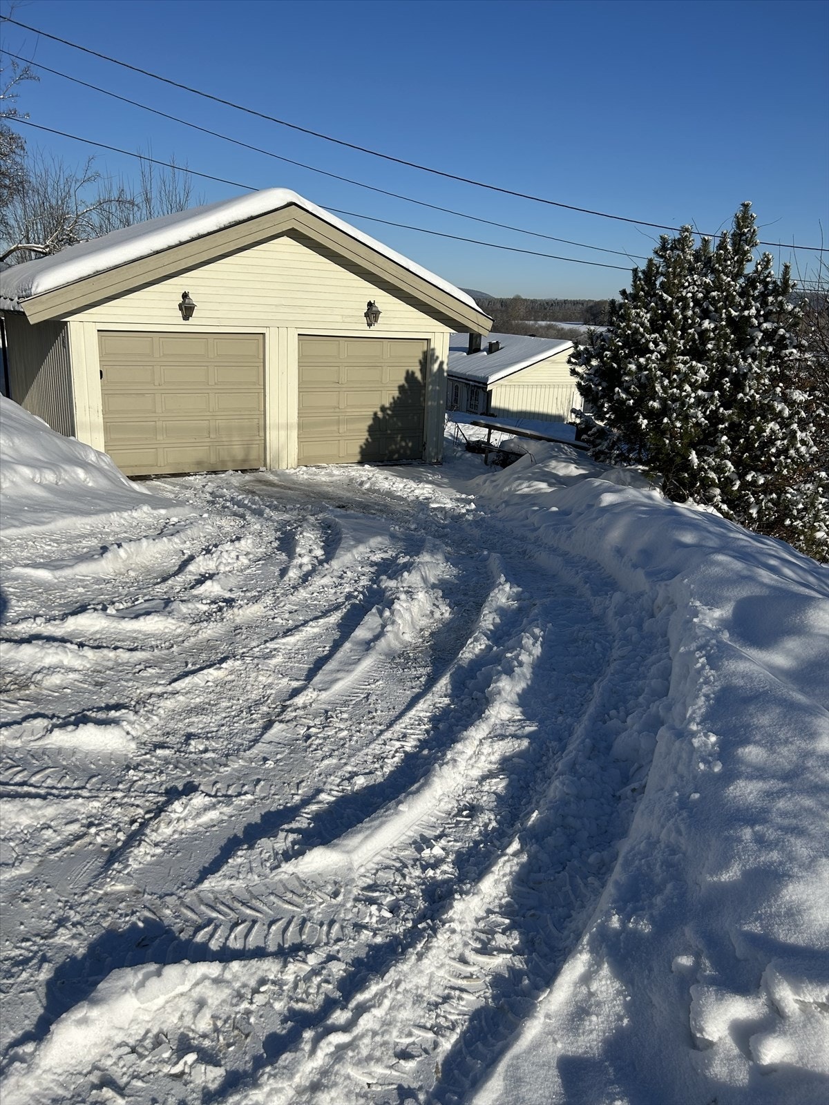 I den eksisterende garasjen er det to parkeringsplasser med mulighet til å snu på egen eiendom. Kravet til parkering er ivaretatt. Galleribilde