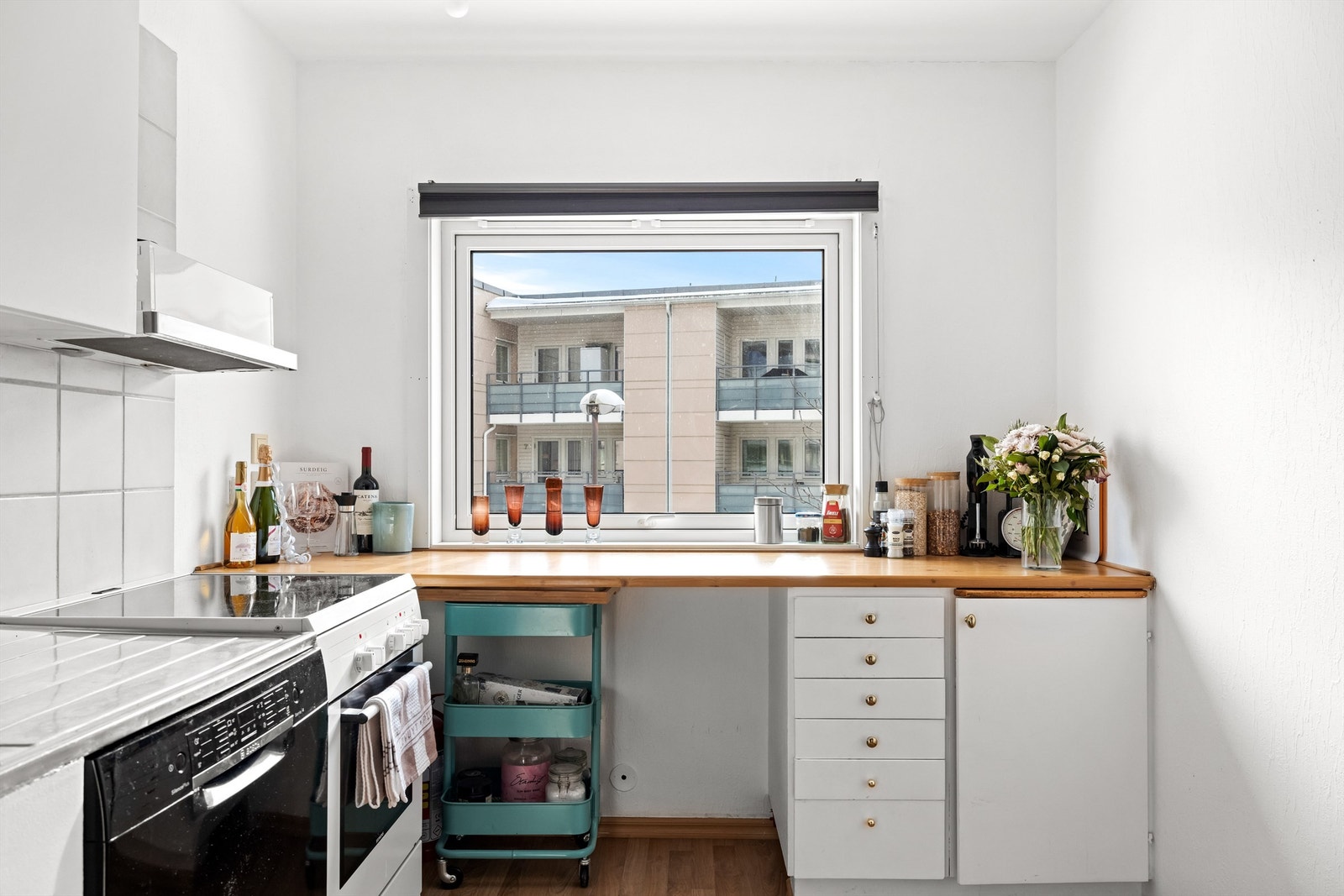 En praktisk spiseplass ved vinduet gir ekstra benkeplass Galleribilde