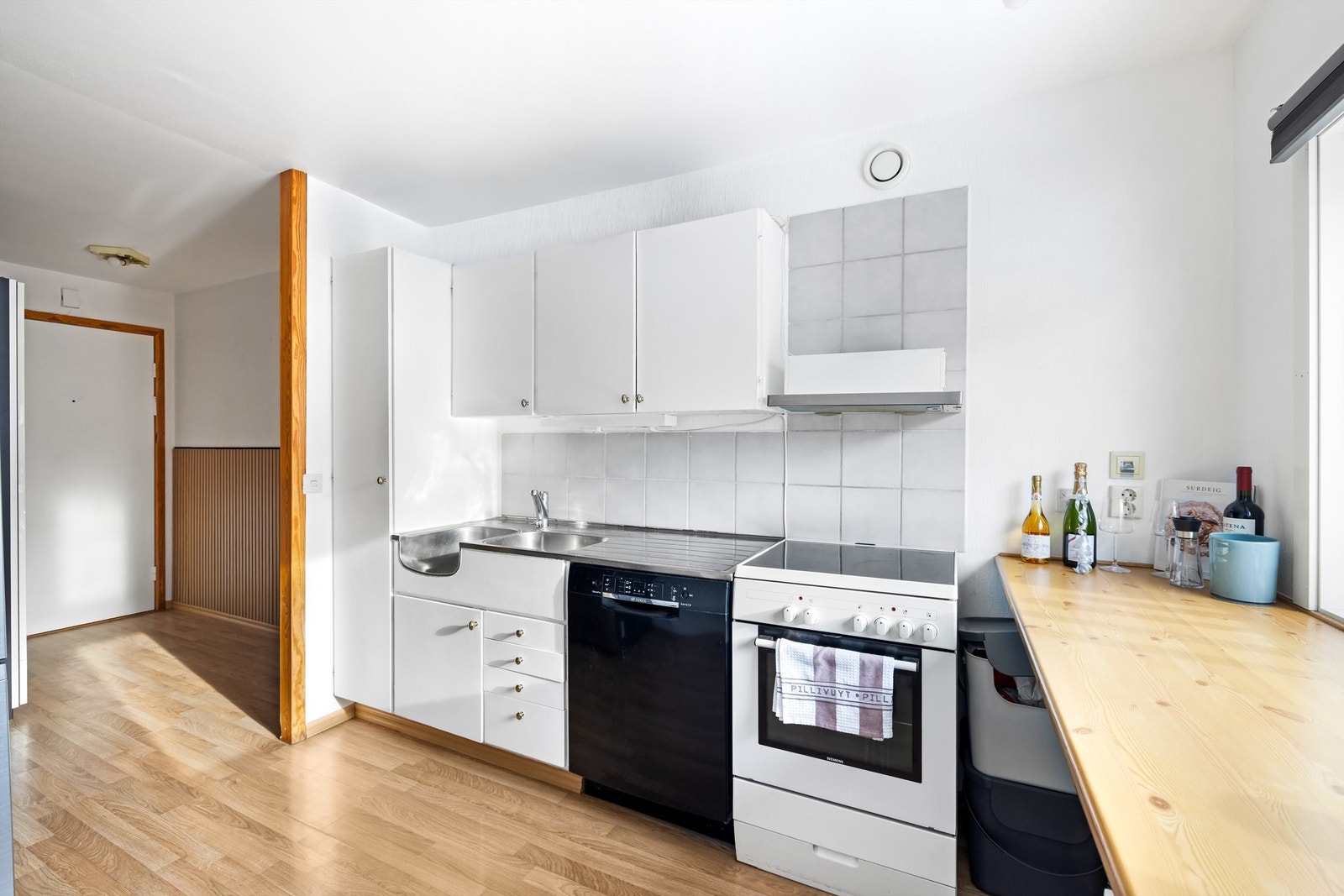 Opplegg for oppvaskmaskin på kjøkkenet. Innredning med glatte, malte fronter og laminert benkeplate. Galleribilde