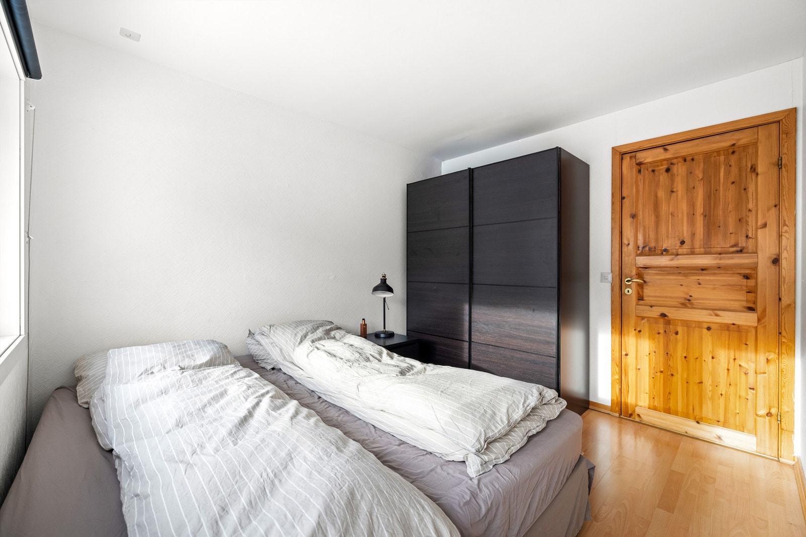 Soverommet er romslig og utstyrt med en stor skyvedørsgarderobe. Galleribilde