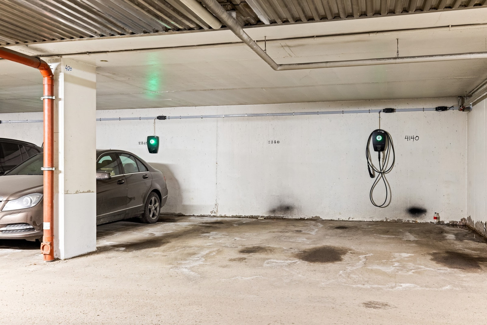 Garasjeplass i felles anlegg er inkludert, med mulighet for å montere ladeboks. Galleribilde