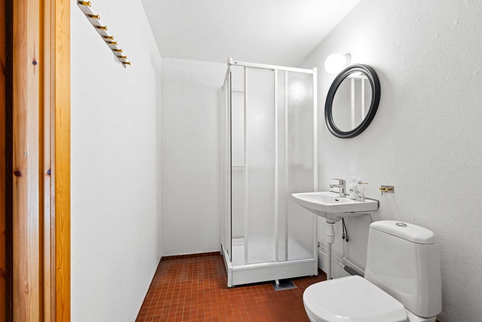 Baderommet har flislagt gulv med gulvvarme for ekstra komfort. Galleribilde