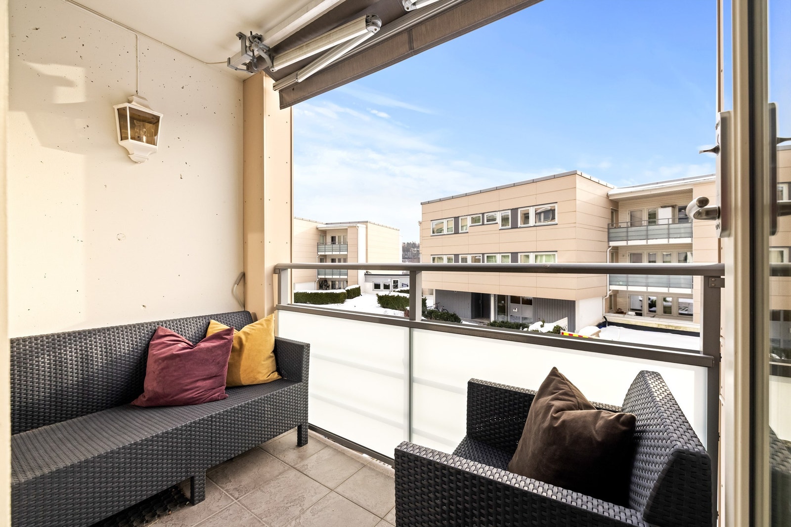 Balkongen på 3 m² er overbygget og utstyrt med elektrisk markise. Galleribilde