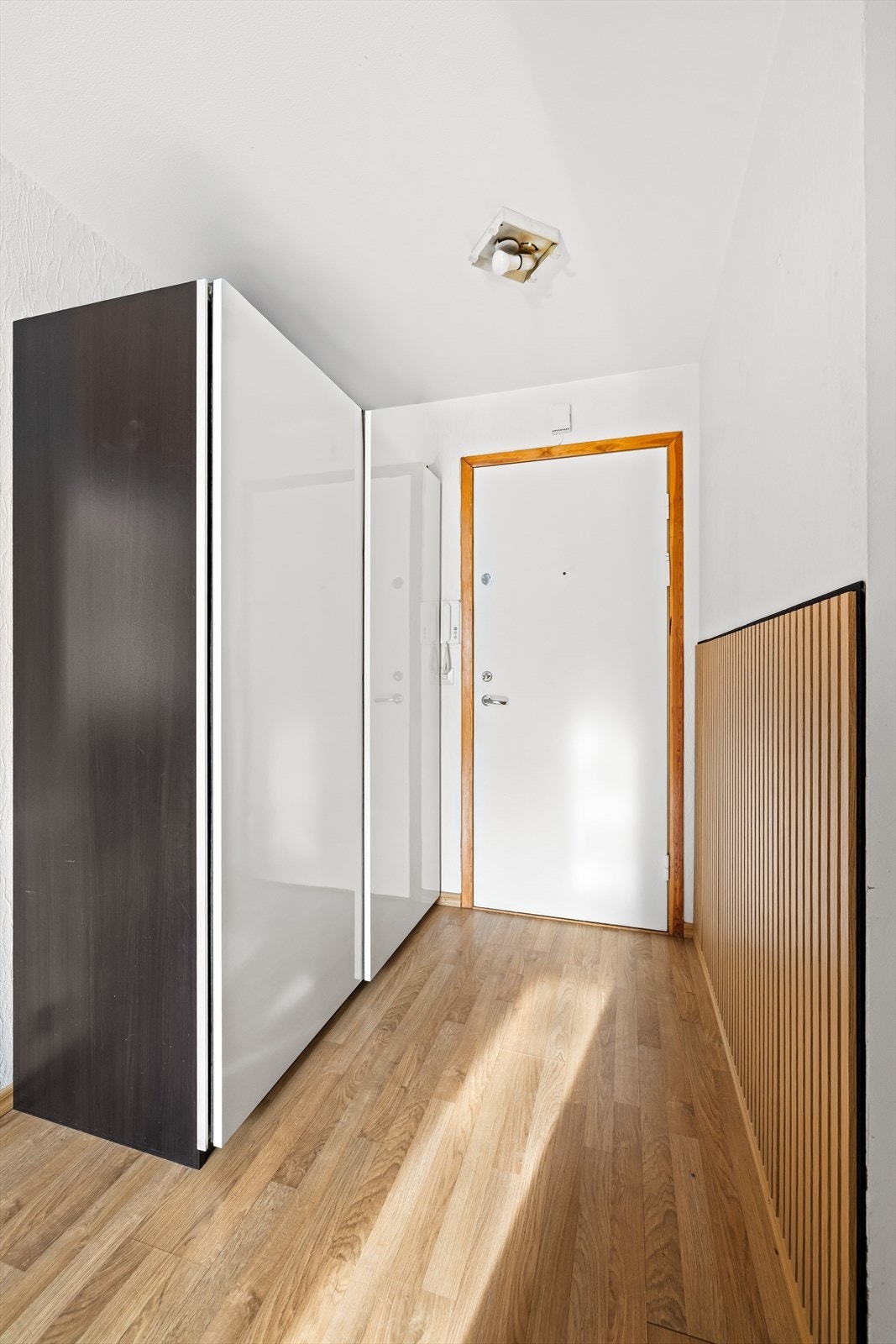 Praktisk entré med en romslig skyvedørsgarderobe for godt med oppbevaring. Galleribilde