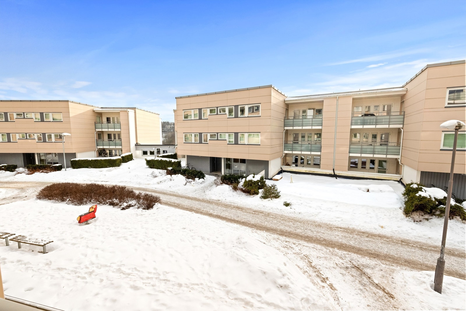 Leiligheten ligger i et rolig og veletablert borettslag med opparbeidede fellesområder Galleribilde