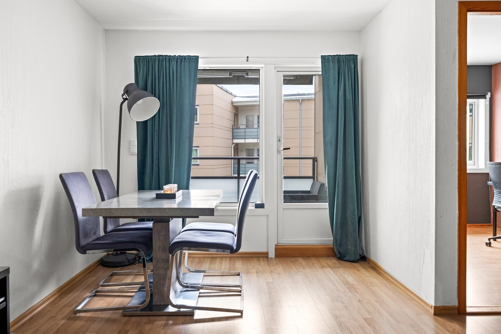 Utgang til balkong fra stuen Galleribilde