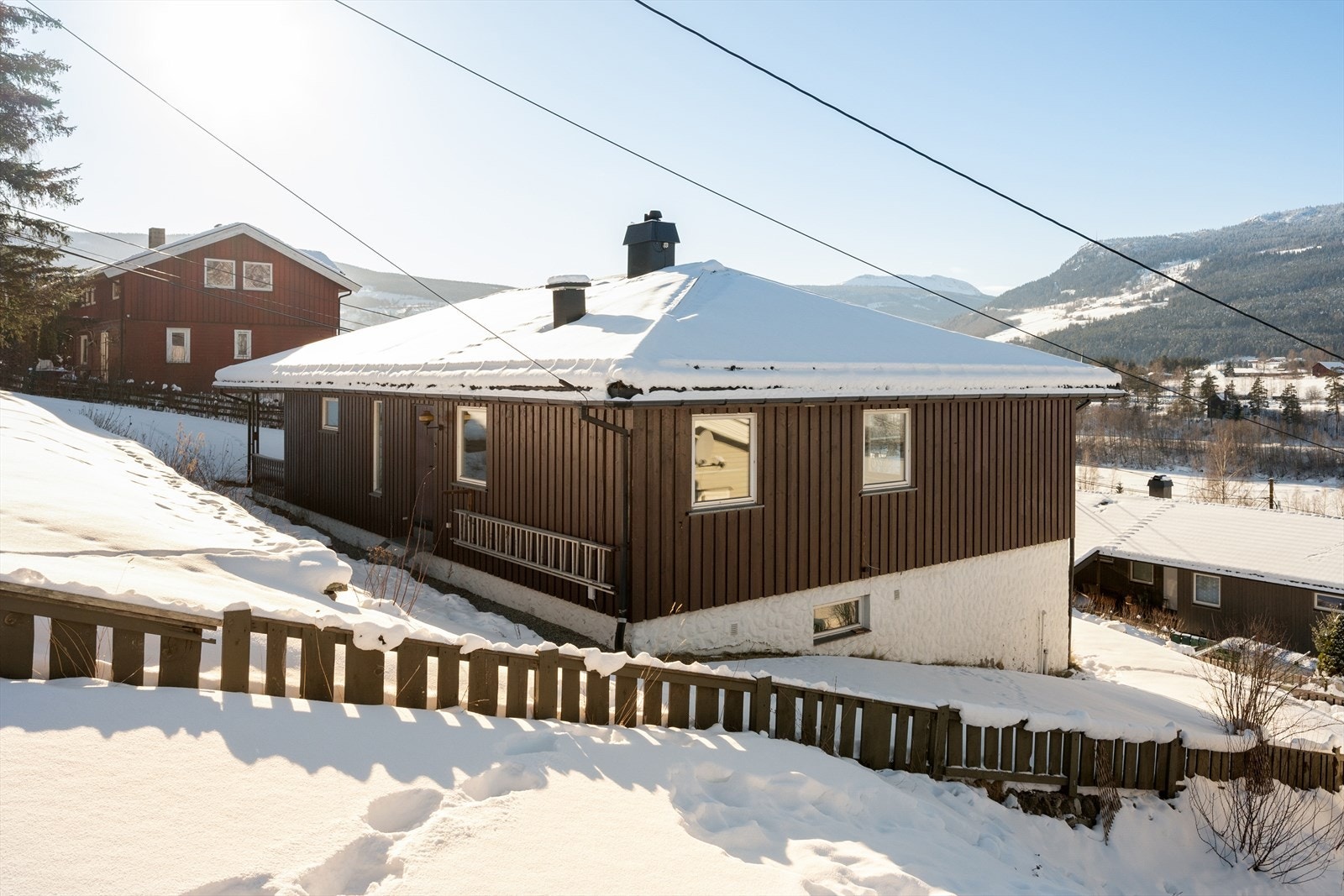 Det er anlagt gjerde mot naboeiendommene. Galleribilde