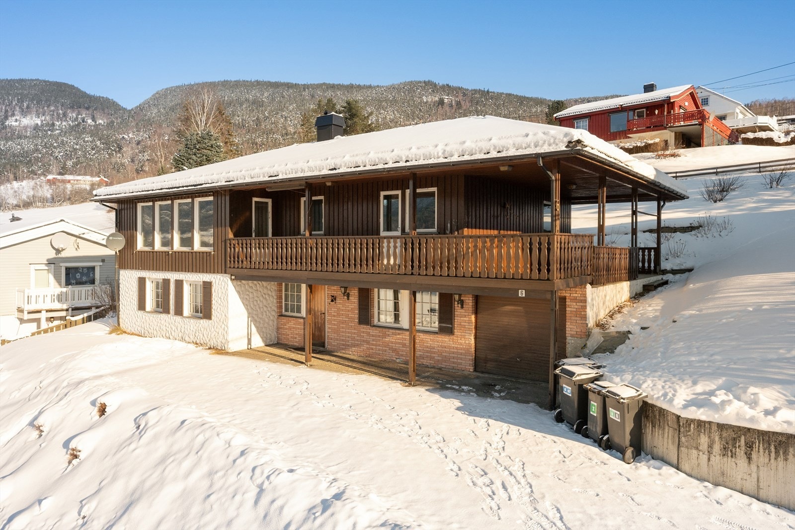 Boligen ble oppført i 1976 og går over to plan. Galleribilde