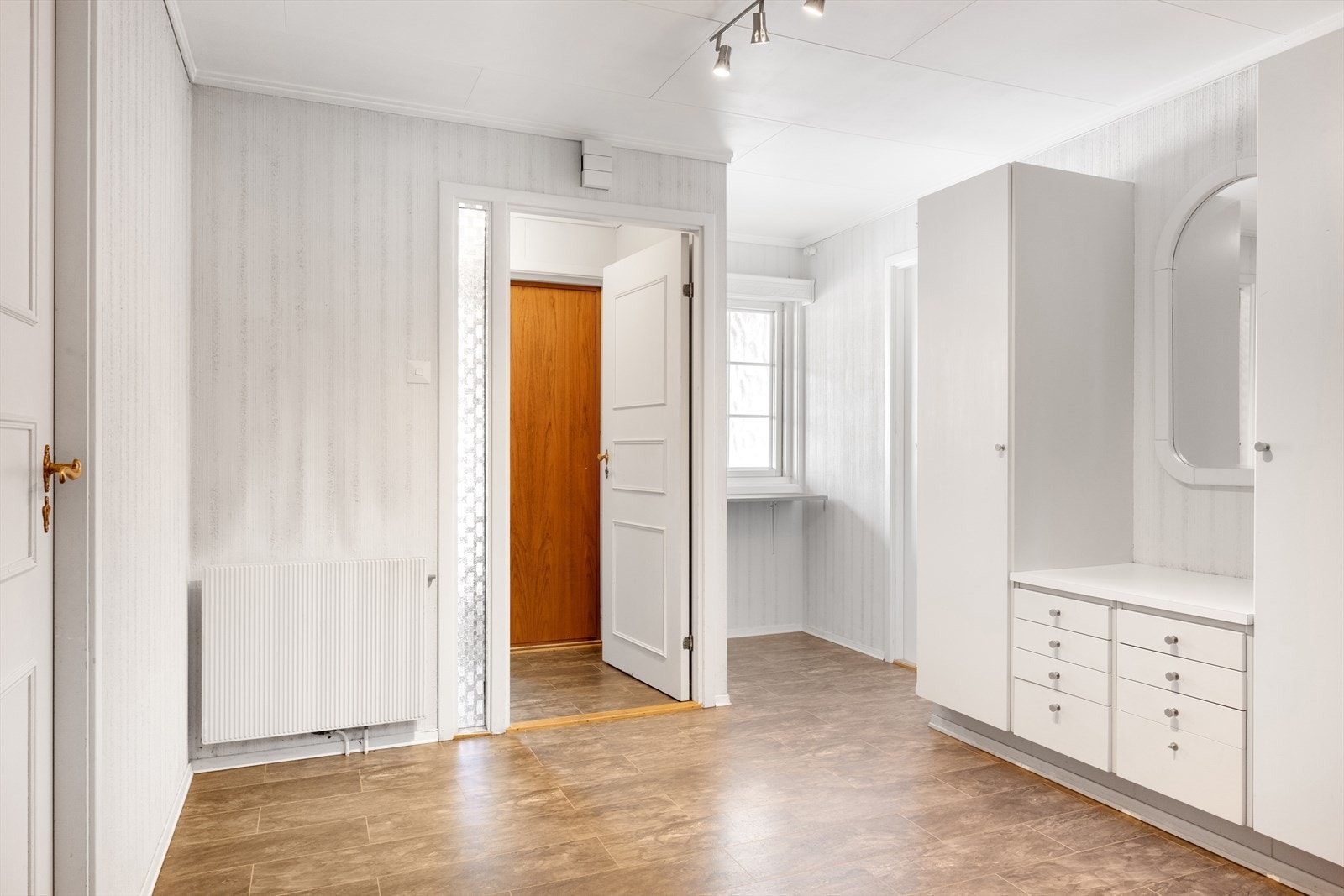 Hovedinngangen går via underetasjen - her er det en praktisk og romslig hall med gode garderobeløsninger. Galleribilde