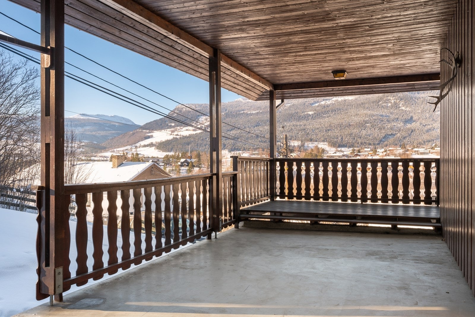 Det er god plass til utemøbler og grill mm, og den overbygde uteplassen gir ly for vær og vind. Galleribilde