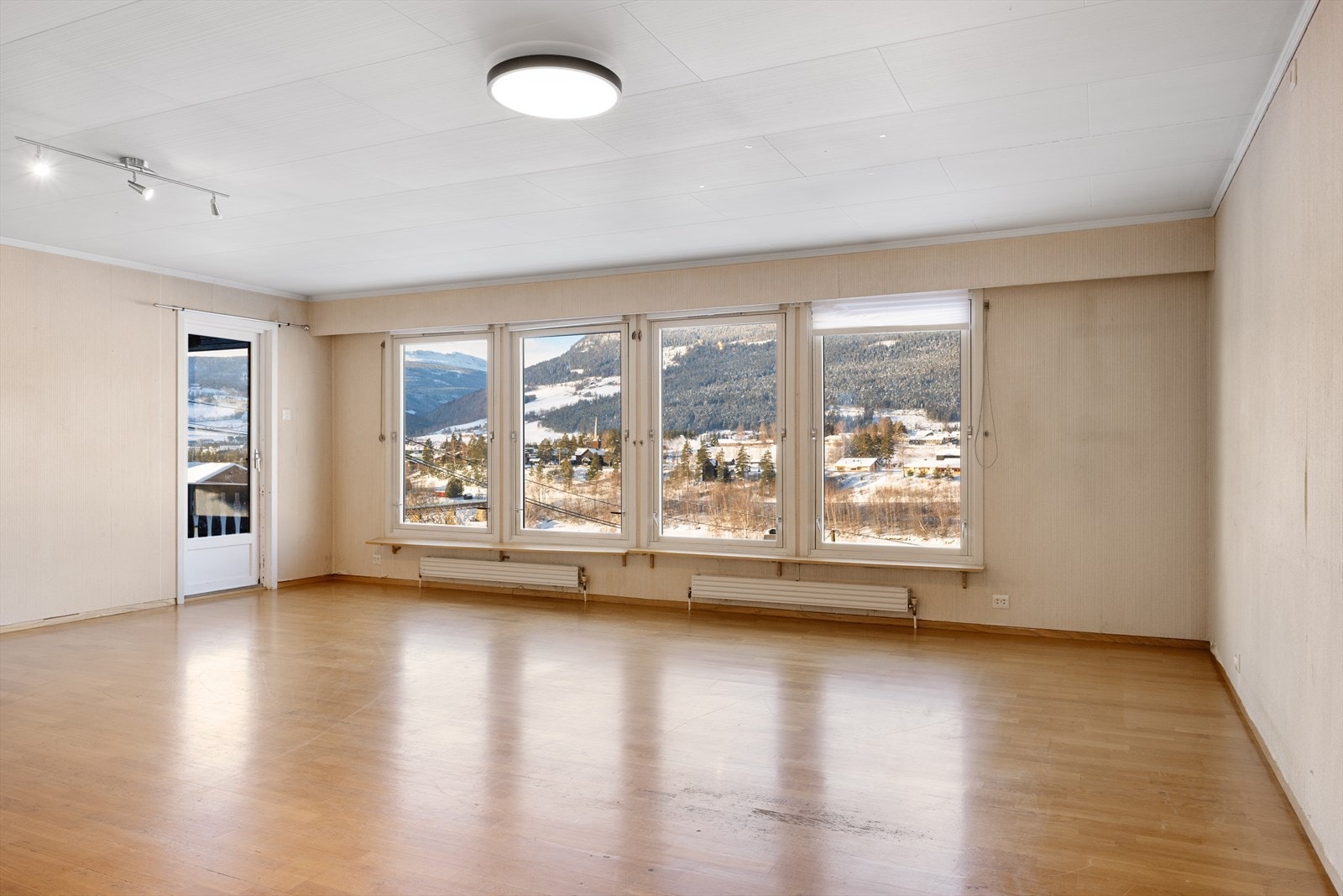 Romslig stue med parkett på gulvet og gode møbleringsmuligheter. Galleribilde