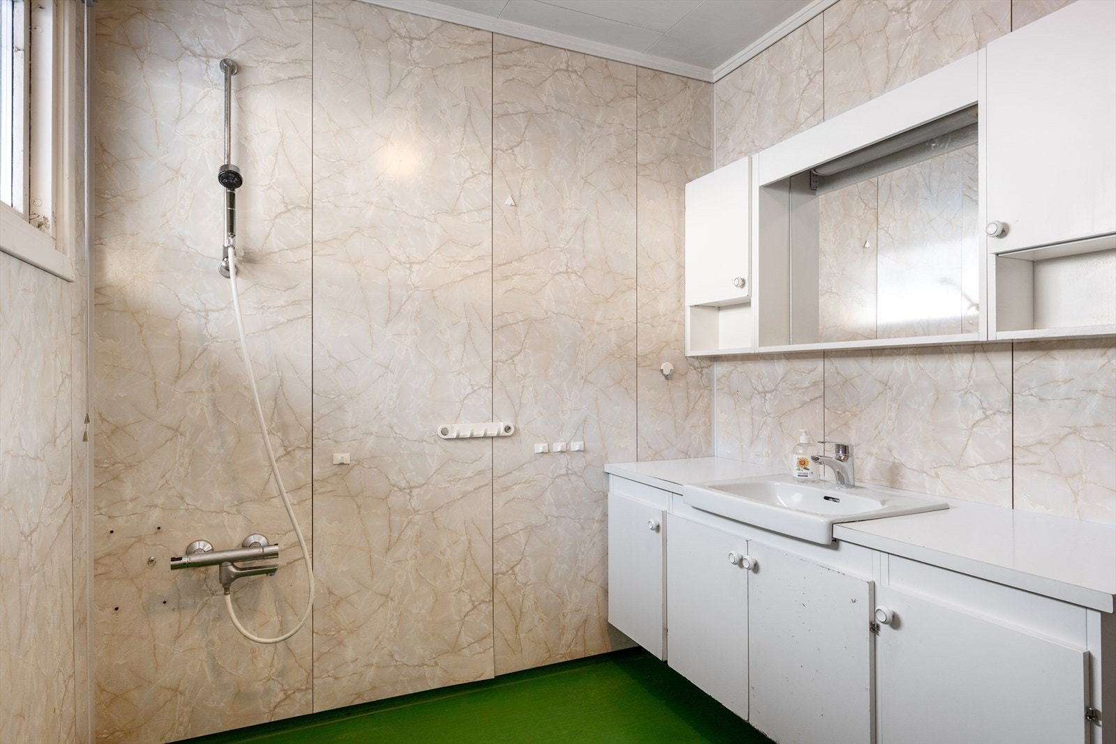 Badet i første etasje har baderomsplater på veggene og belegg på gulvet. Kostnader til oppgradering må påregnes. Galleribilde