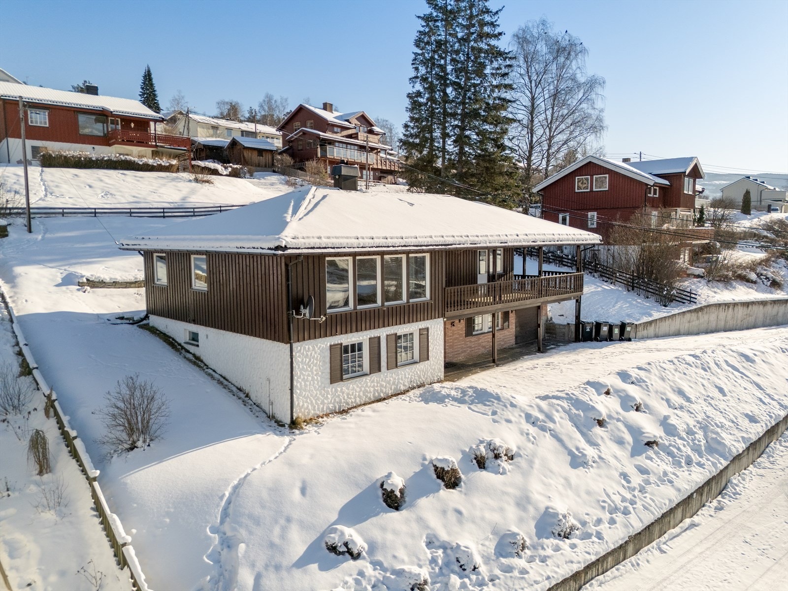 Eiendommen ligger på en eiet tomt på 1006,3 m². Galleribilde