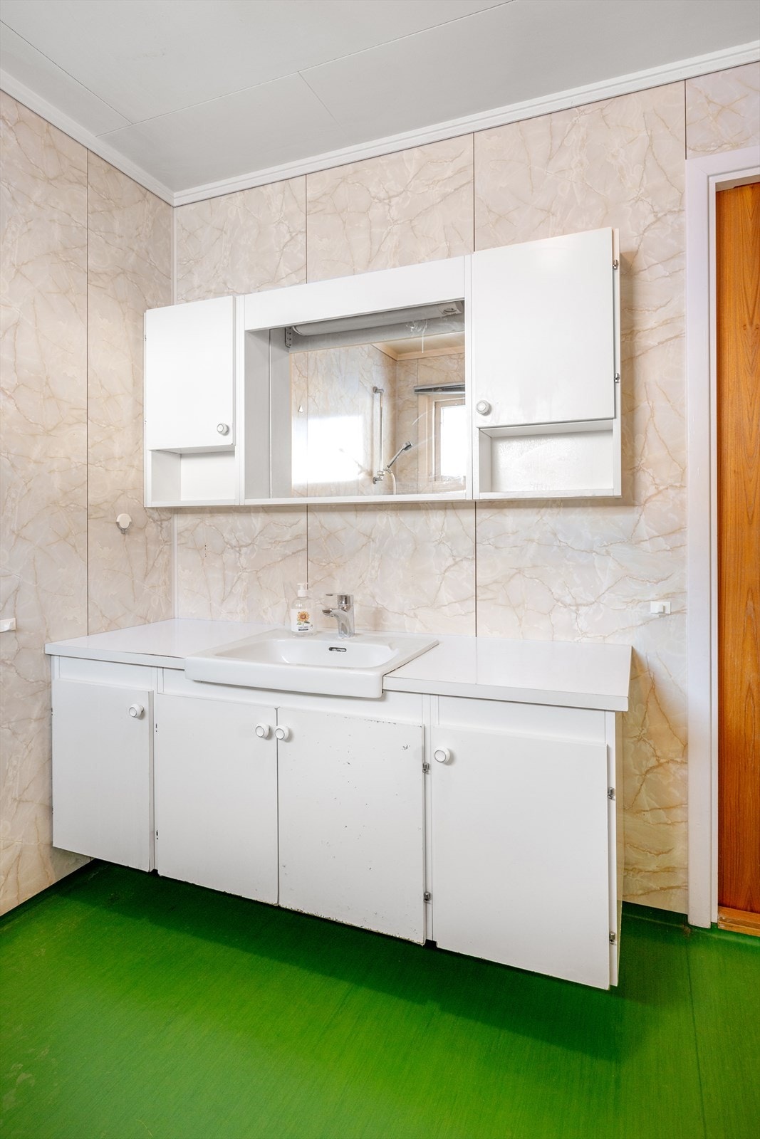 Interiøret består av en lys skapinnredning med servant og tilhørende overskap med speil. Galleribilde