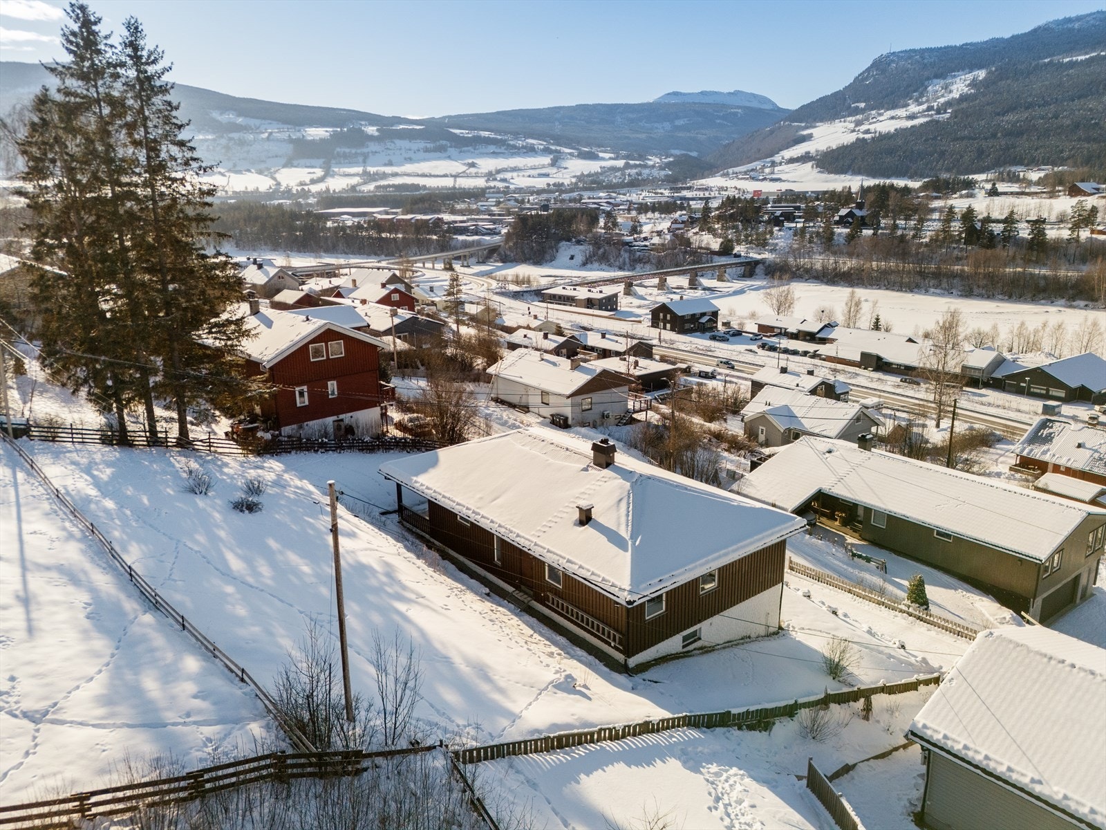 Eiendommen ligger sentralt til i et etablert og familievennlig område i kort avstand fra Vinstra sentrum. Galleribilde