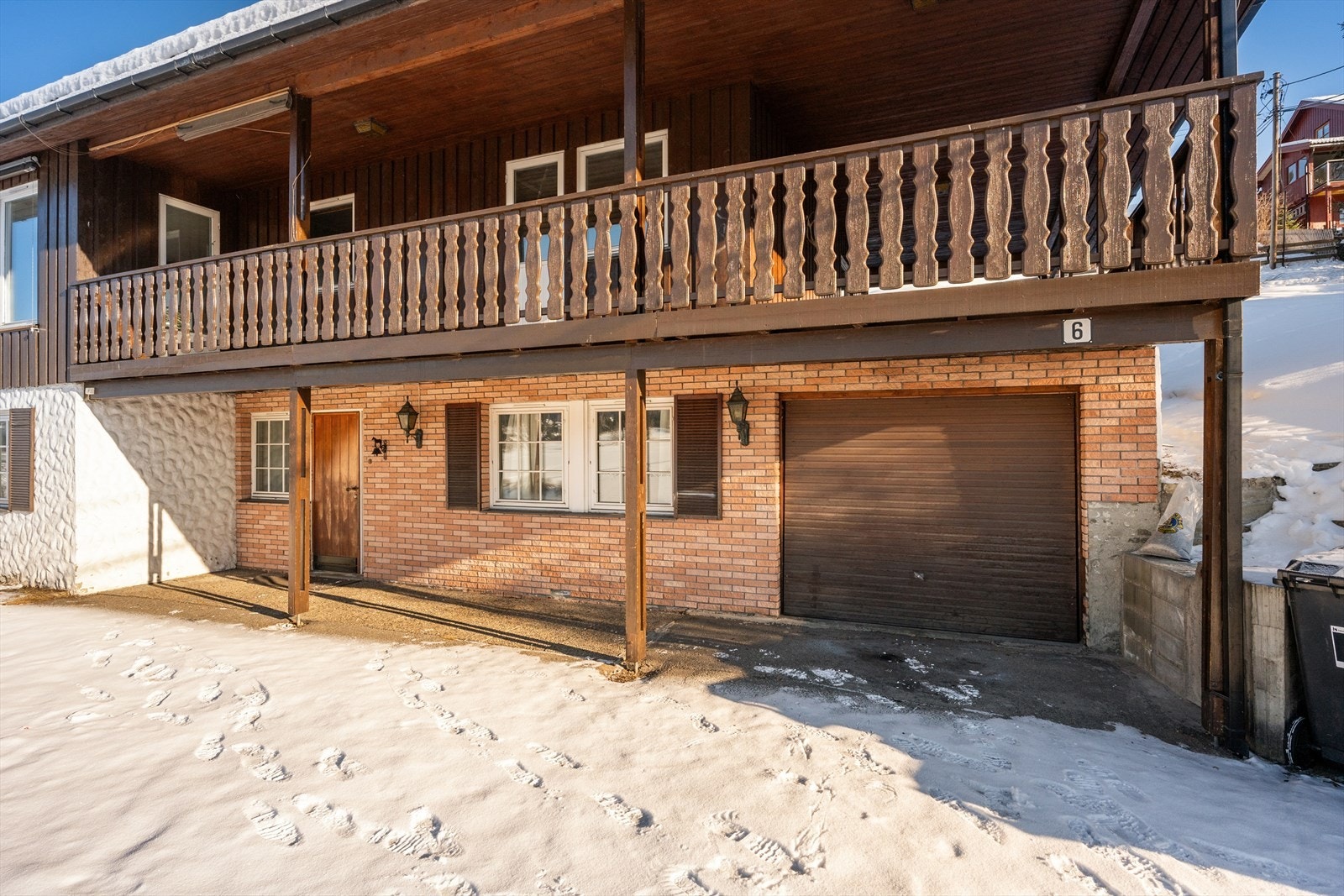 Parkering i integrert garasje på ca 21 kvm samt på egen gårdsplass. Galleribilde