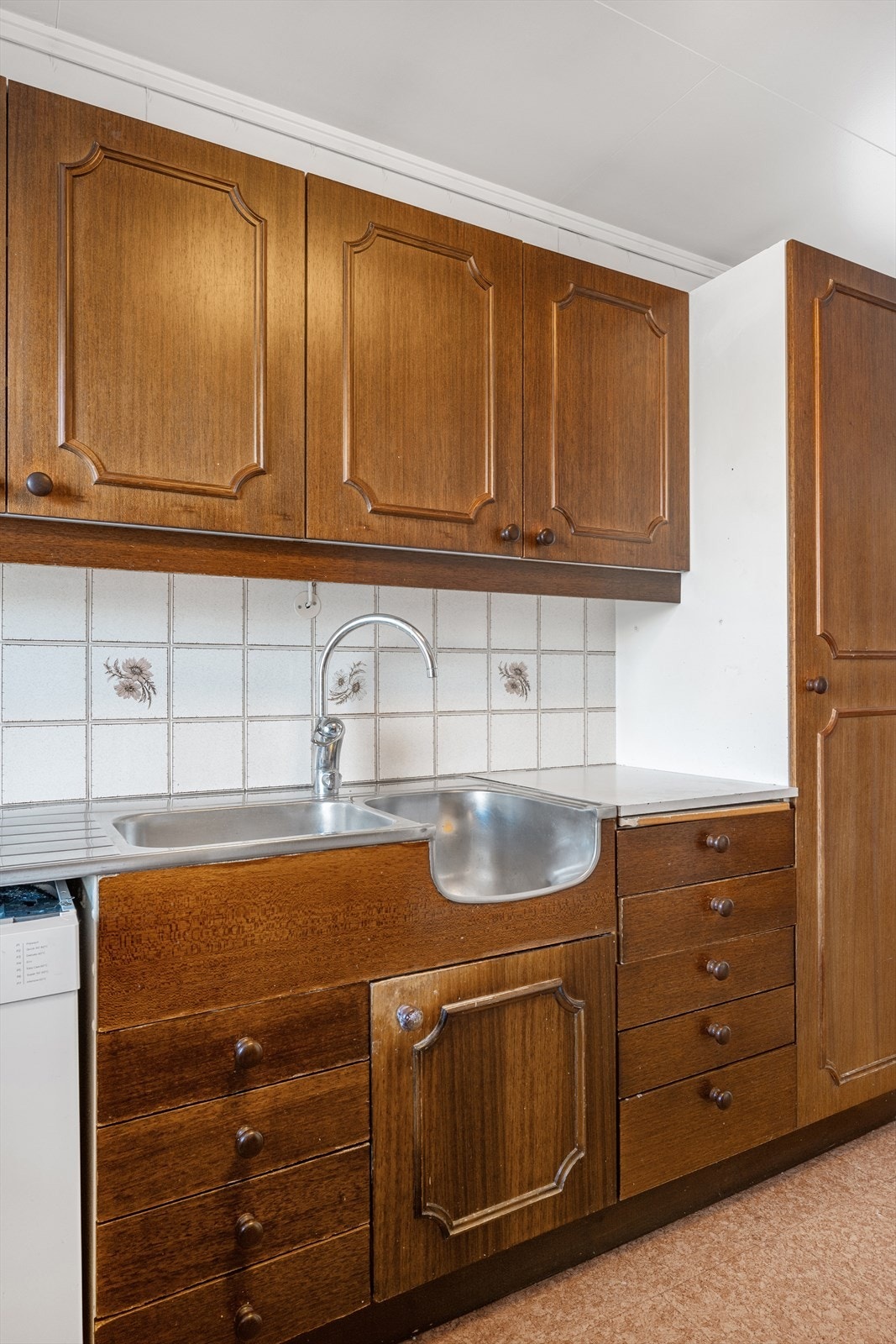 Praktisk benkebeslag med oppvaskkum, fliser over benk og god skapplass. Galleribilde