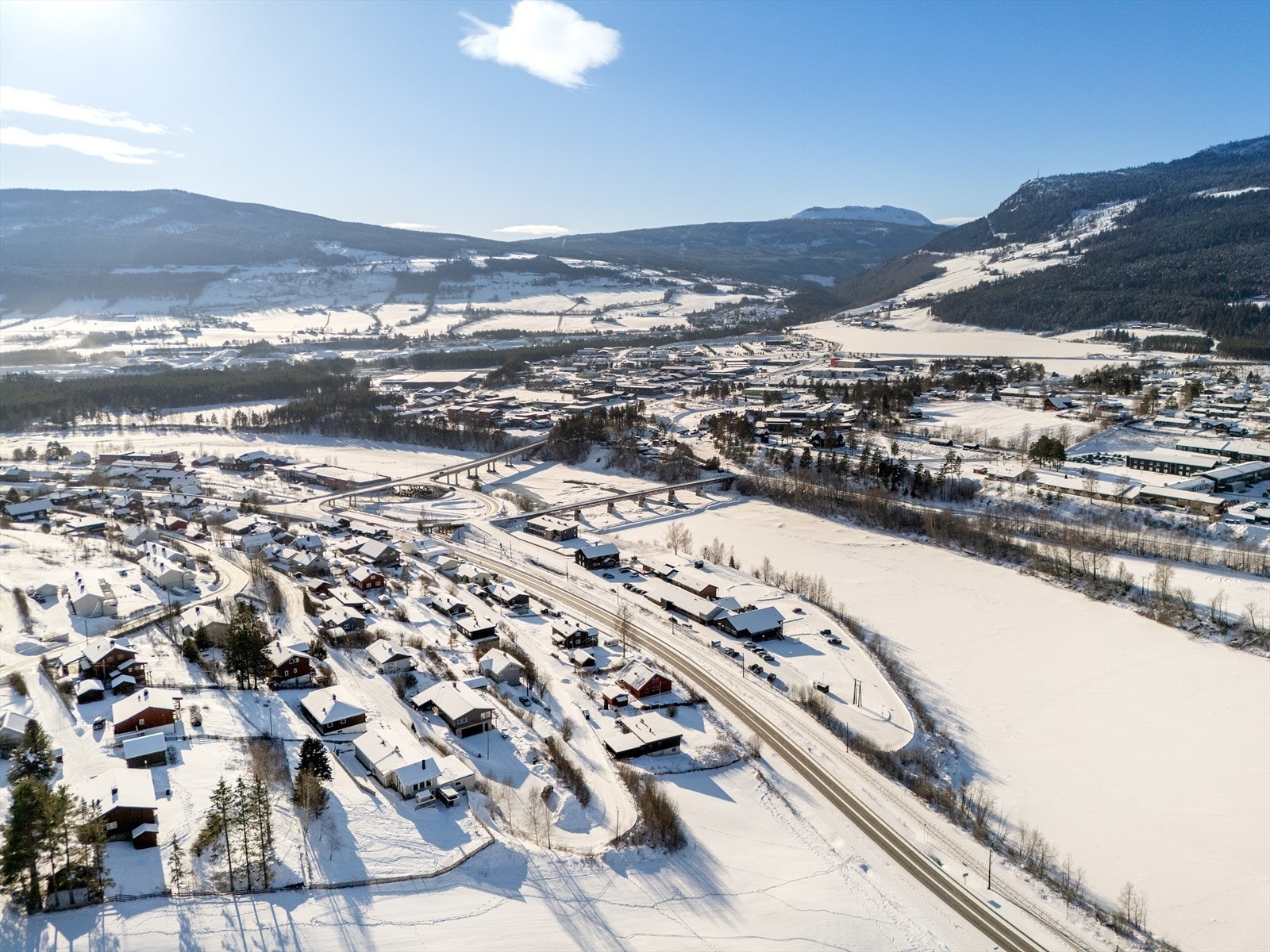 Fra eiendommen er det ca. 10-15 minutters gange til Vinstra sentrum med ulike servicetilbud, butikker og togstasjon. Galleribilde