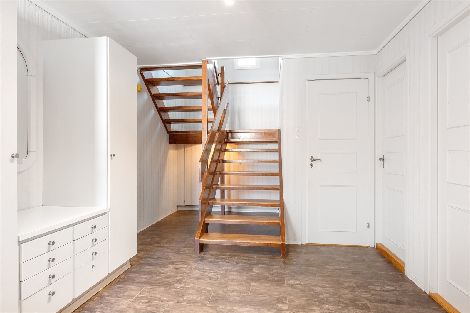 Repostrapp i treverk binder de to etasjene sammen. Galleribilde