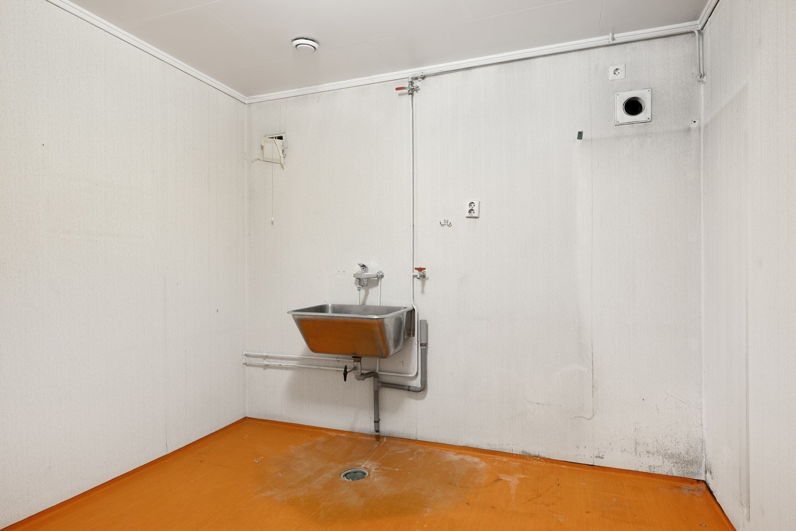 I tillegg har boligen et separat vaskerom med tapetserte vegger og belegg på gulv. Kostnader til oppgradering må påregnes. Galleribilde