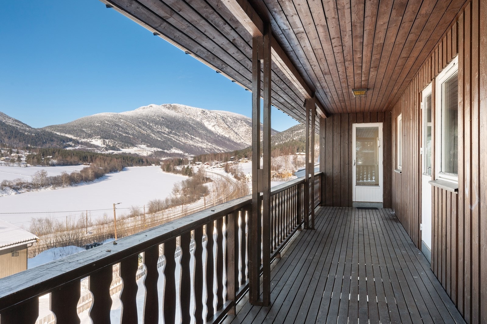 Fra stuen er det utgang til en stor, vestvendt veranda på 43 m². Galleribilde